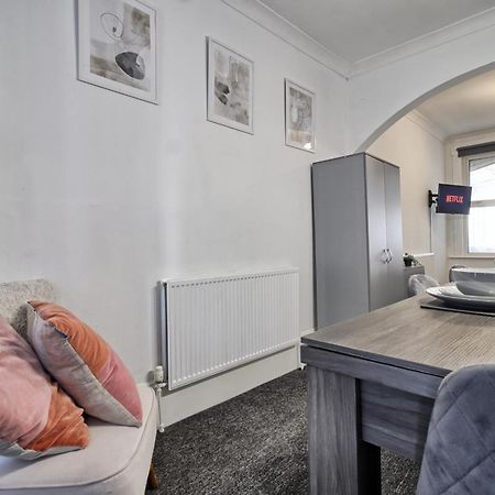 Beautiful Spacious Four Bedroom House With Parking For 2 Cars, 5 Minute Walk To Southend Station Dış mekan fotoğraf