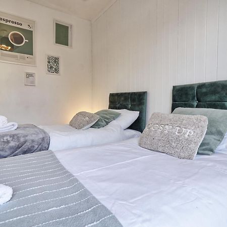 Beautiful Spacious Four Bedroom House With Parking For 2 Cars, 5 Minute Walk To Southend Station Dış mekan fotoğraf