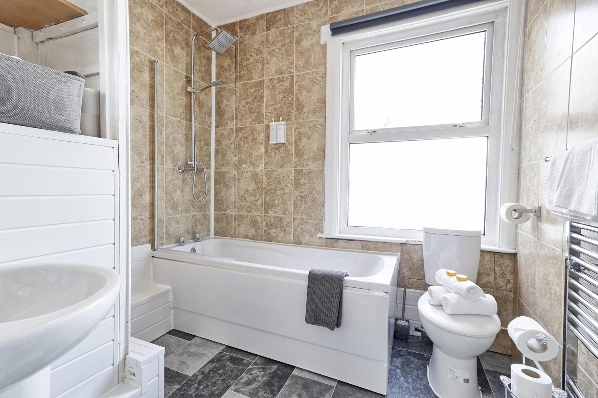 Beautiful Spacious Four Bedroom House With Parking For 2 Cars, 5 Minute Walk To Southend Station Dış mekan fotoğraf