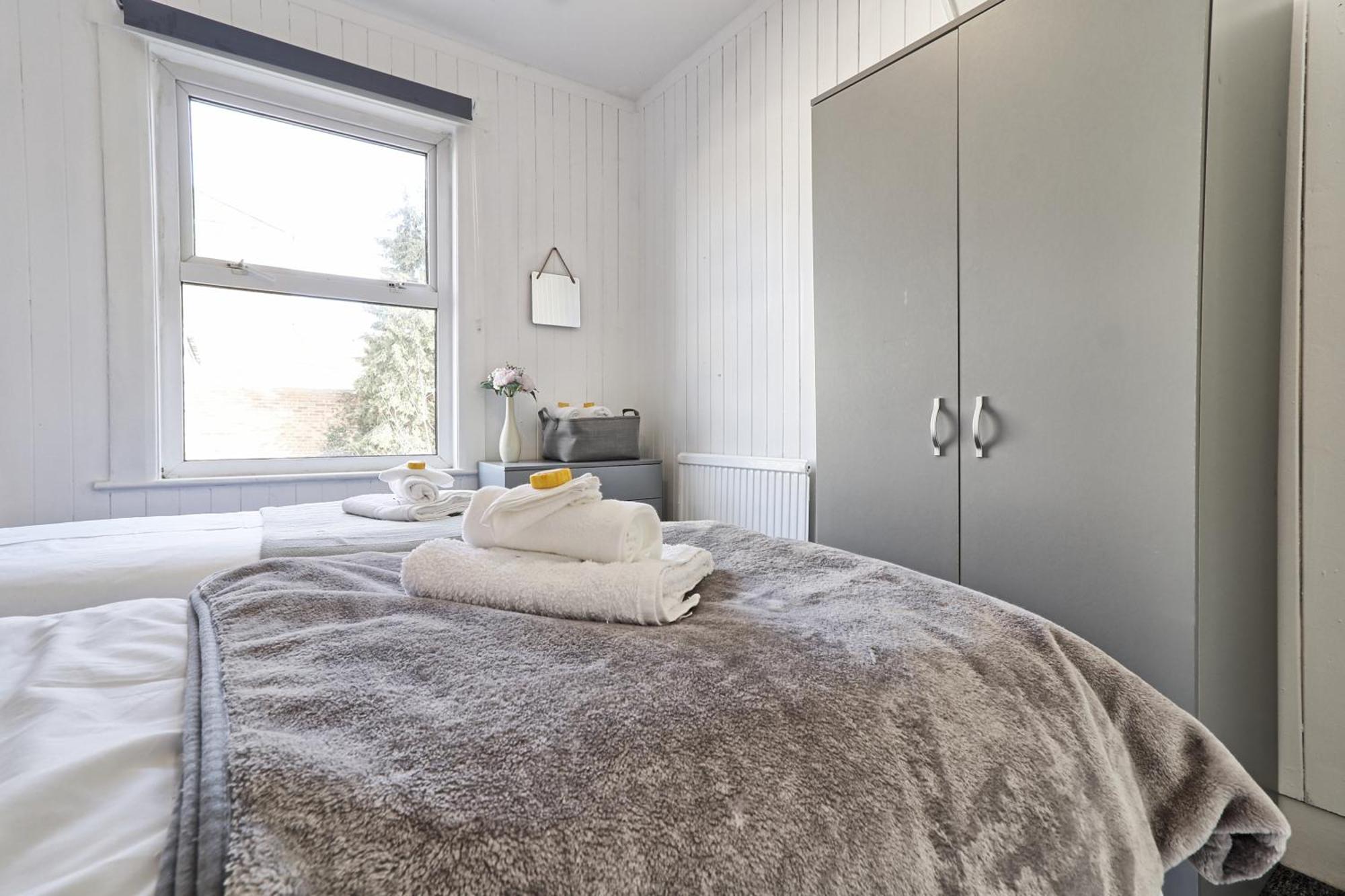 Beautiful Spacious Four Bedroom House With Parking For 2 Cars, 5 Minute Walk To Southend Station Dış mekan fotoğraf