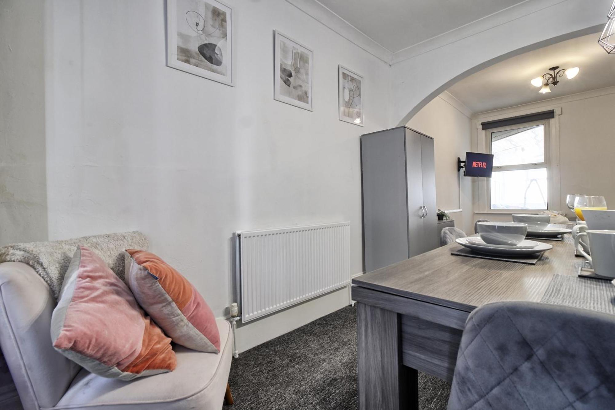 Beautiful Spacious Four Bedroom House With Parking For 2 Cars, 5 Minute Walk To Southend Station Dış mekan fotoğraf