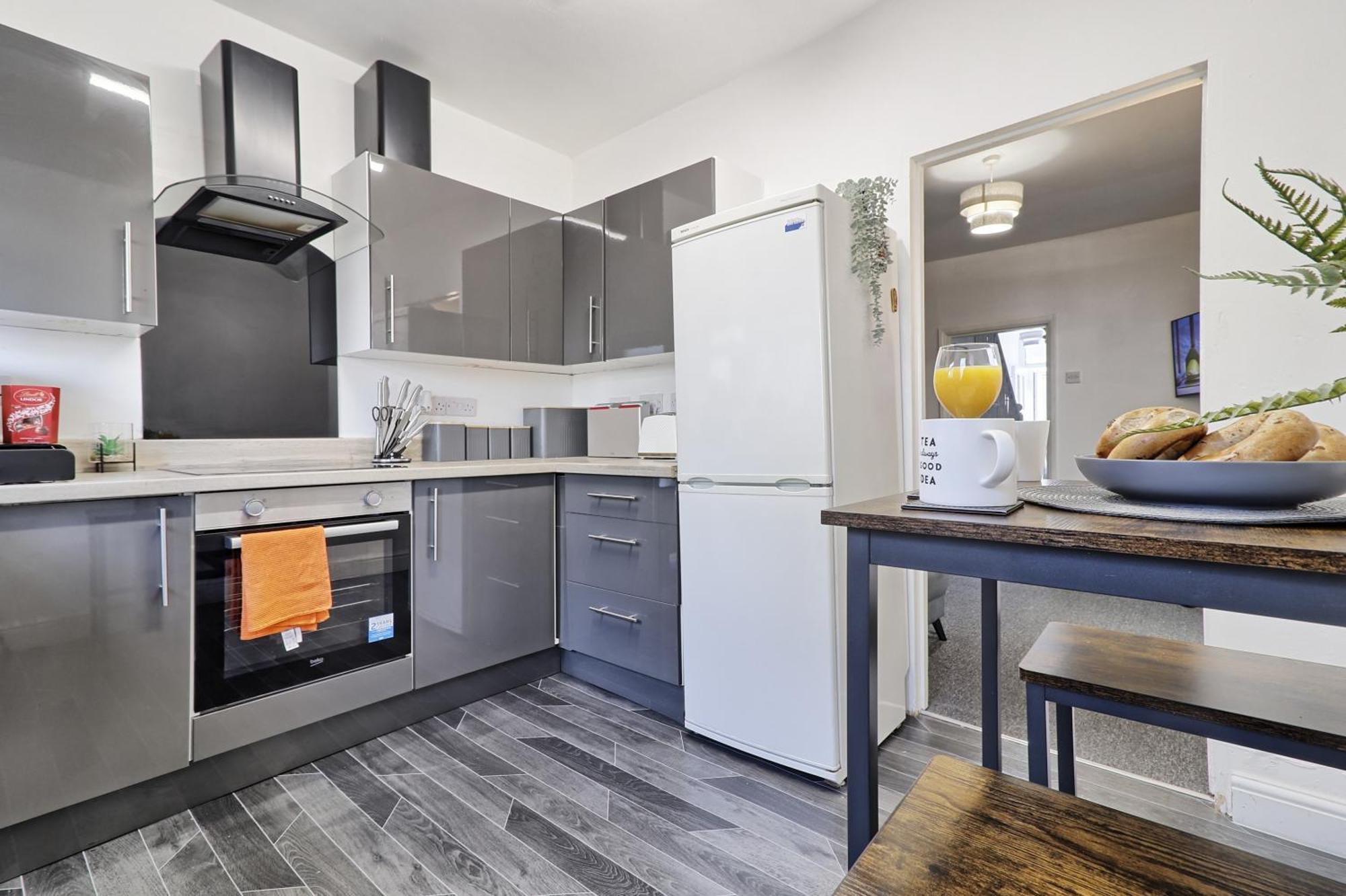 Beautiful Spacious Four Bedroom House With Parking For 2 Cars, 5 Minute Walk To Southend Station Dış mekan fotoğraf