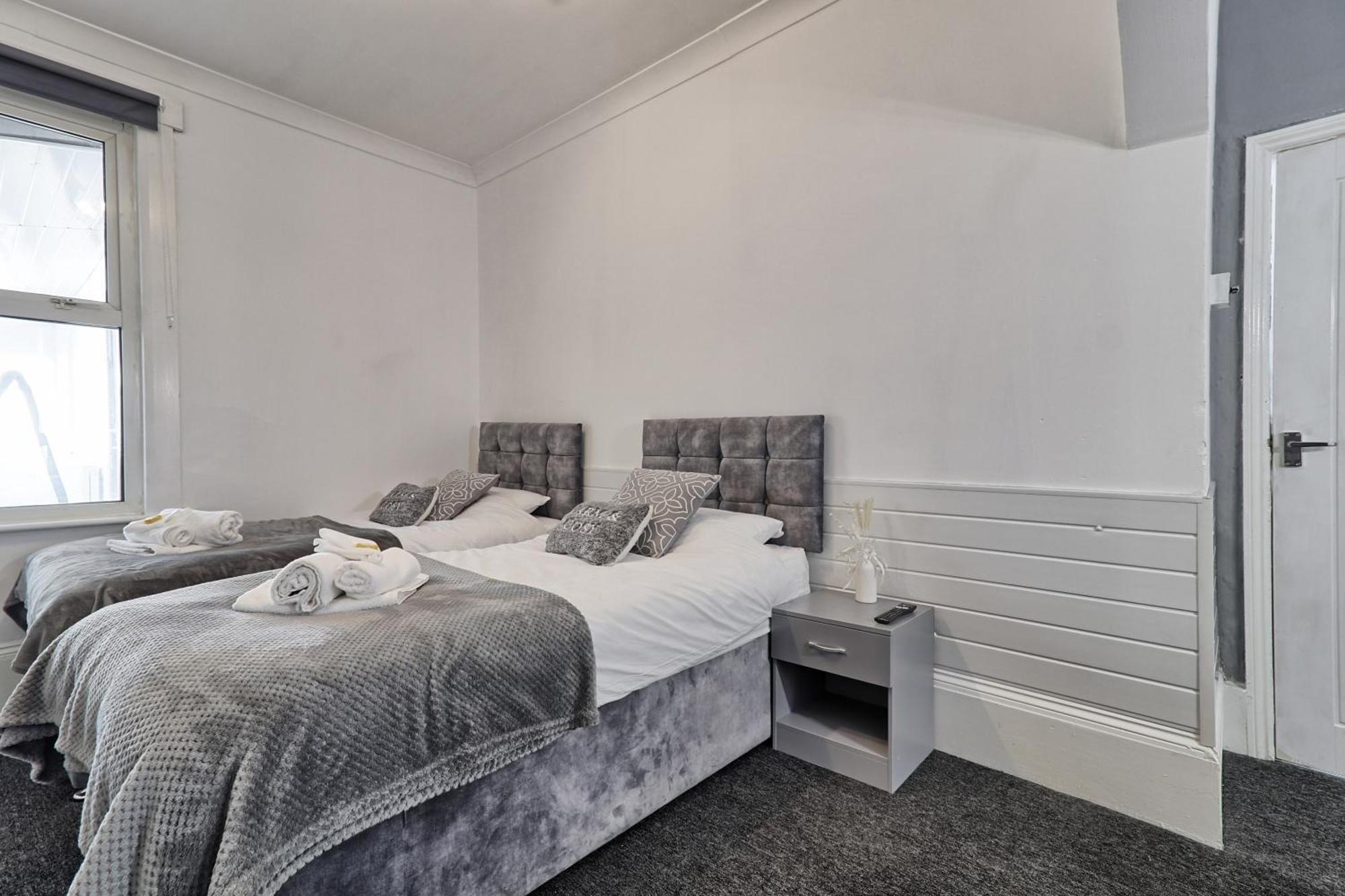Beautiful Spacious Four Bedroom House With Parking For 2 Cars, 5 Minute Walk To Southend Station Dış mekan fotoğraf